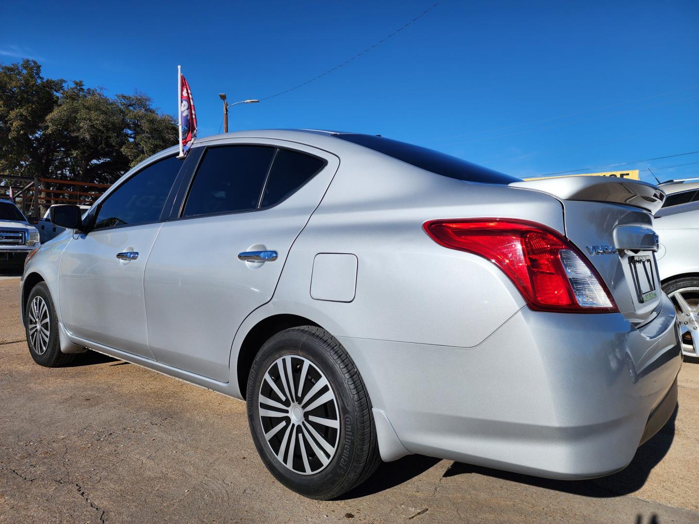 2019 SILVER Nissan Versa SV (3N1CN7AP0KL) , AUTO transmission, located at 2660 S.Garland Avenue, Garland, TX, 75041, (469) 298-3118, 32.885551, -96.655602 - Photo#5